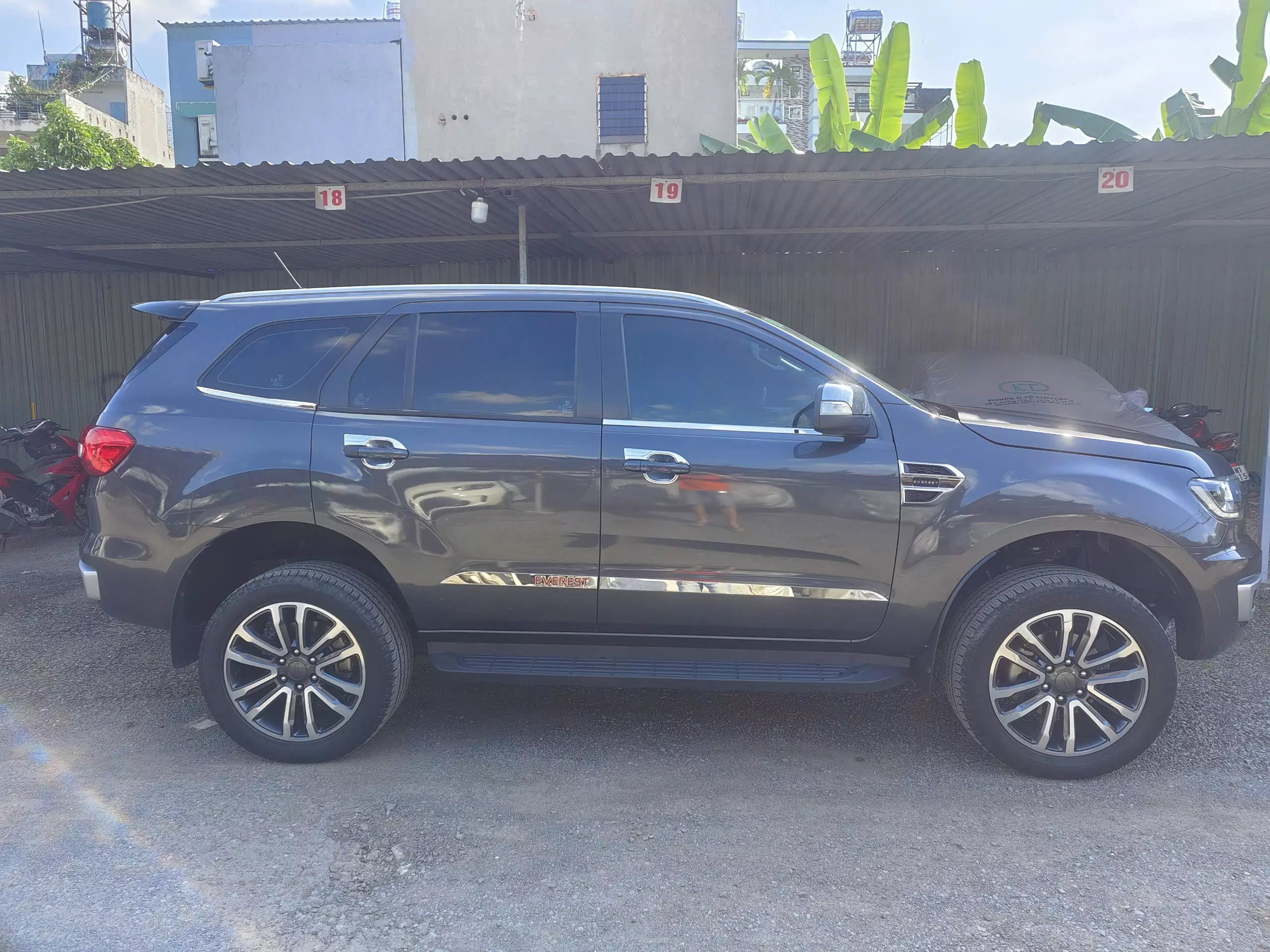 Ford Everest 2020 Trend 2.0L AT 4x2, màu xám, mới 90% (chính chủ) -0