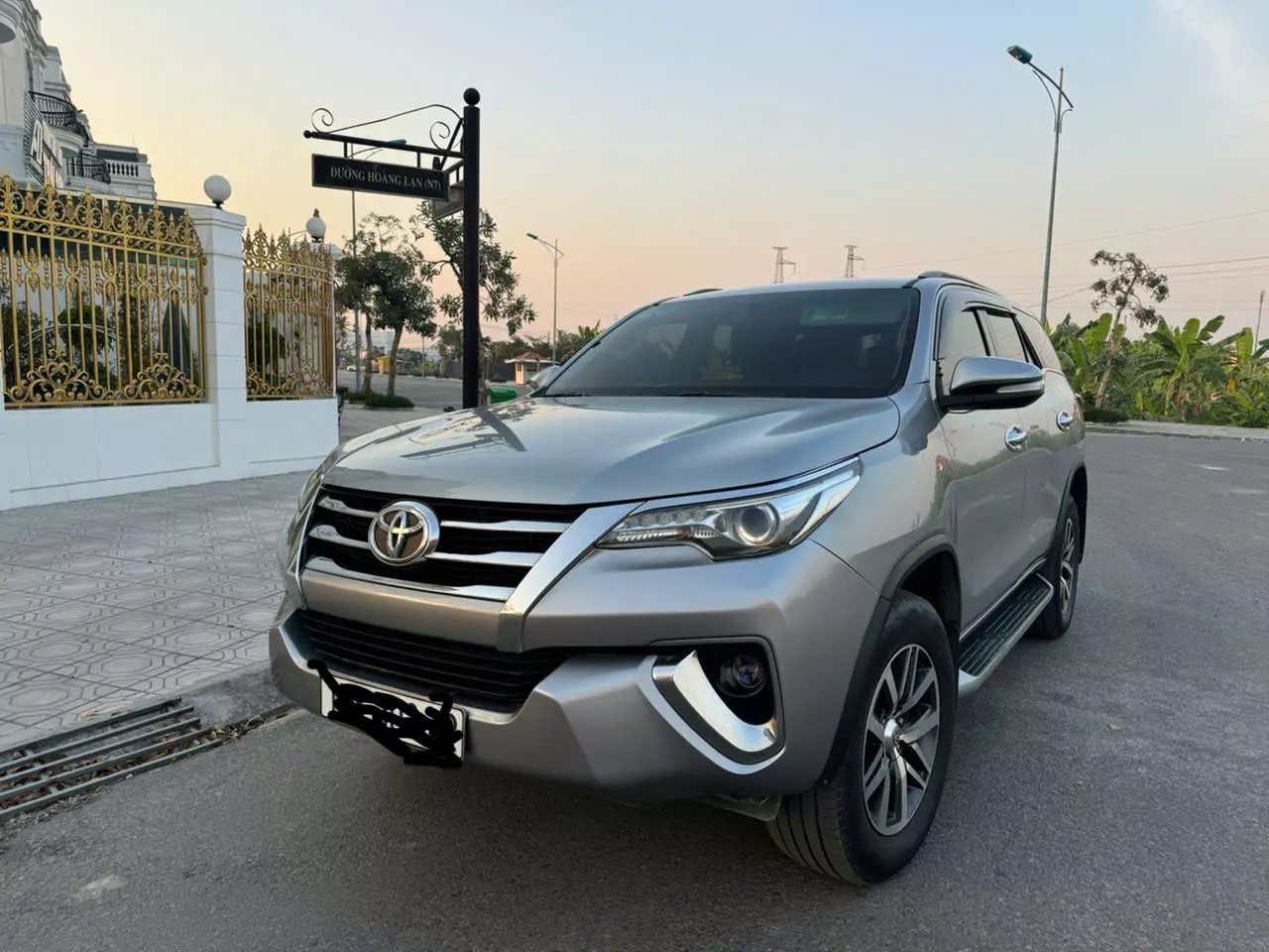 Toyota Fortuner 2.7V đời 2017 máy xăng 2 cầu còn rất mới -1