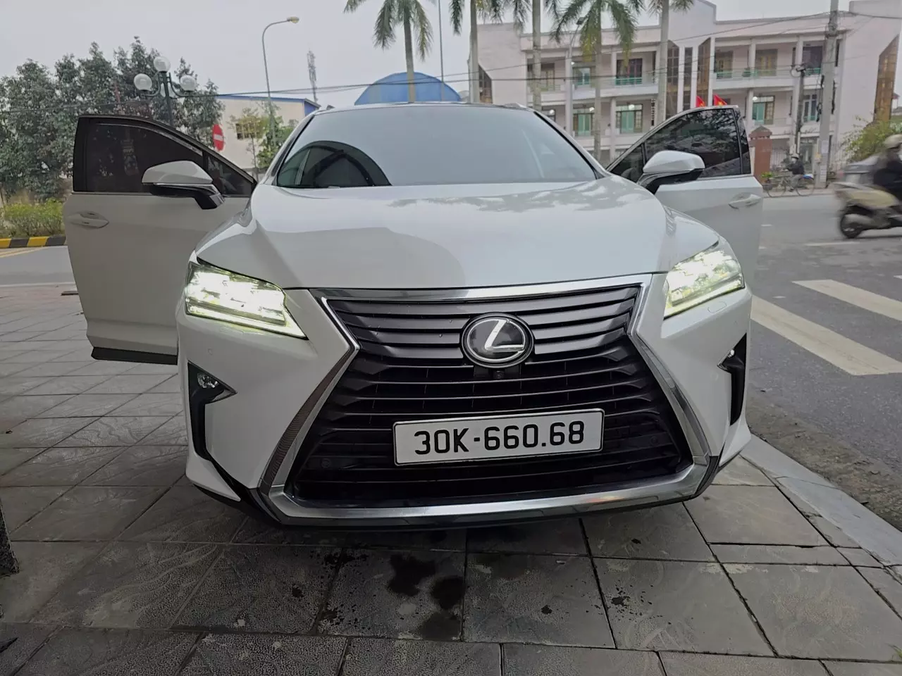 CHÍNH CHỦ NỮ NÂNG XE 7 CHỖ CẦN BÁN XE LEXUS 350 ĐỜI 2016 MỚI 95% -1