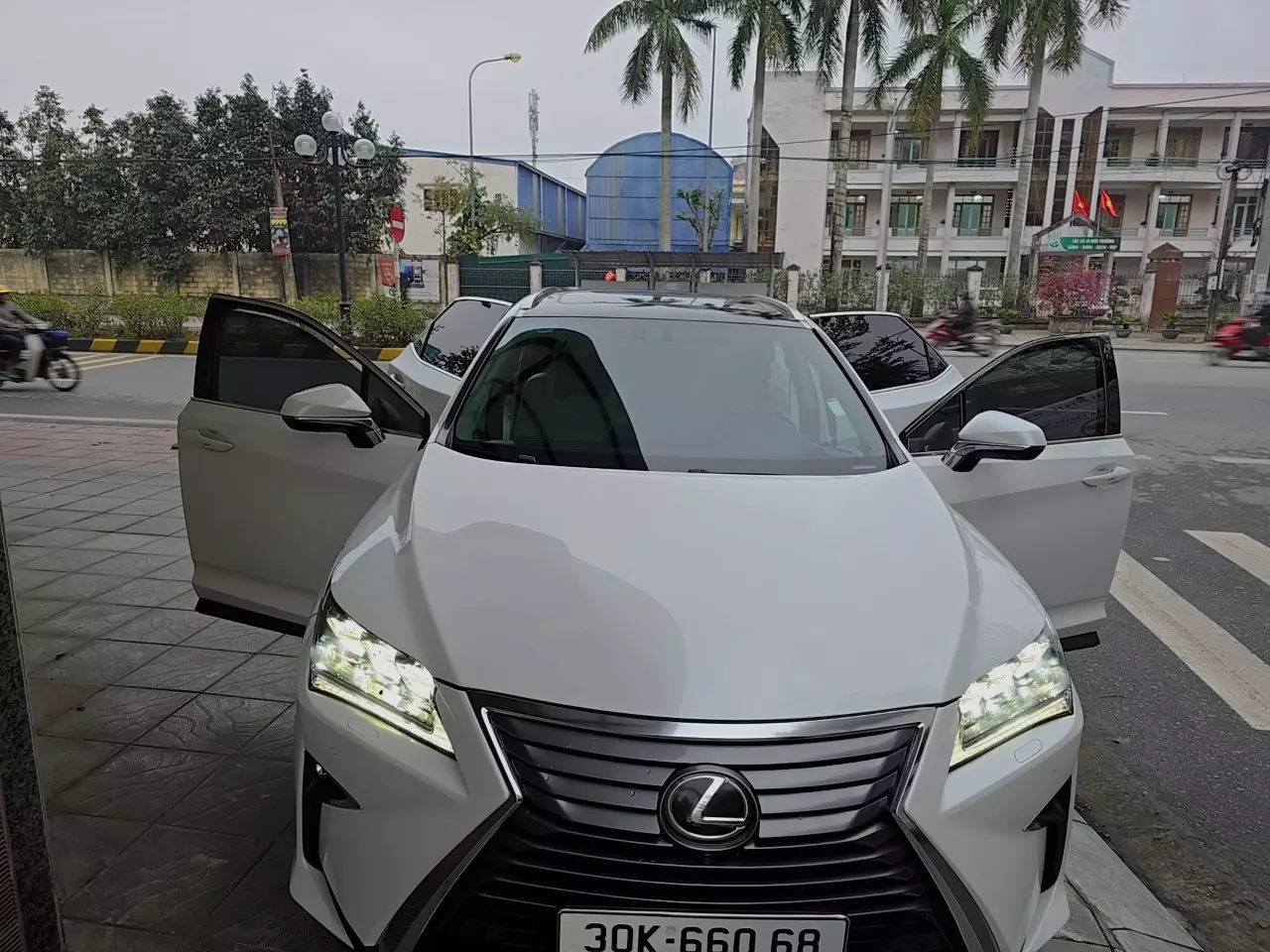 CHÍNH CHỦ NỮ NÂNG XE 7 CHỖ CẦN BÁN XE LEXUS 350 ĐỜI 2016 MỚI 95% -2