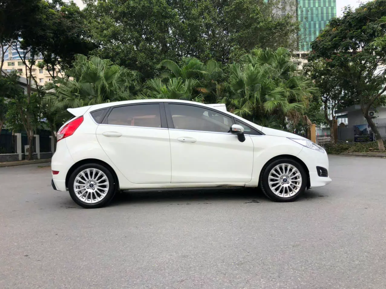 Xe Ford Fiesta 1.0 AT Sport 2014, màu trắng, nội thất đen còn mới (do ít sử dụng)-6