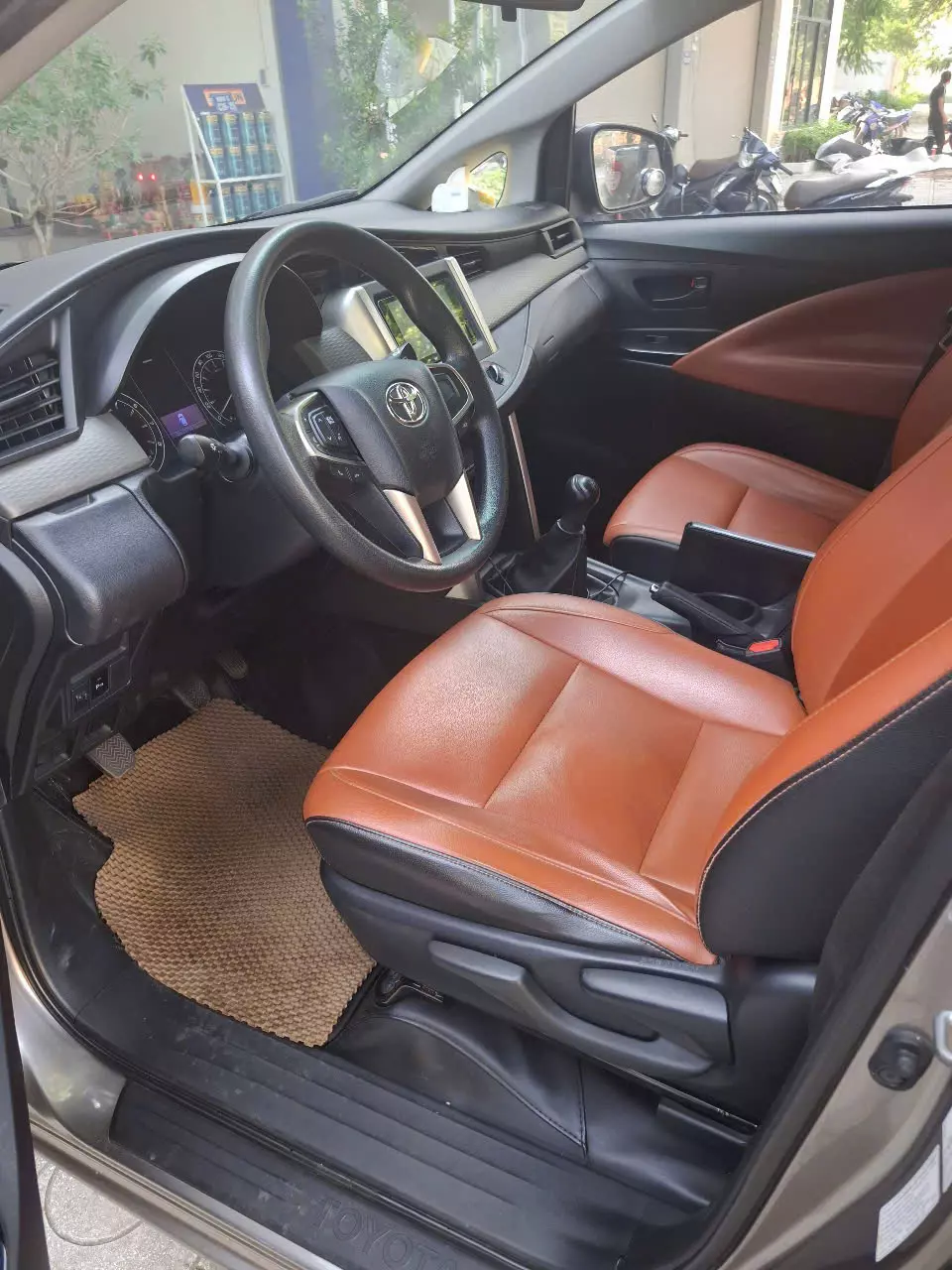 Bán Toyota Innova bản mới  số sàn – sản xuất 12/2020 – chính chủ từ đầu-1