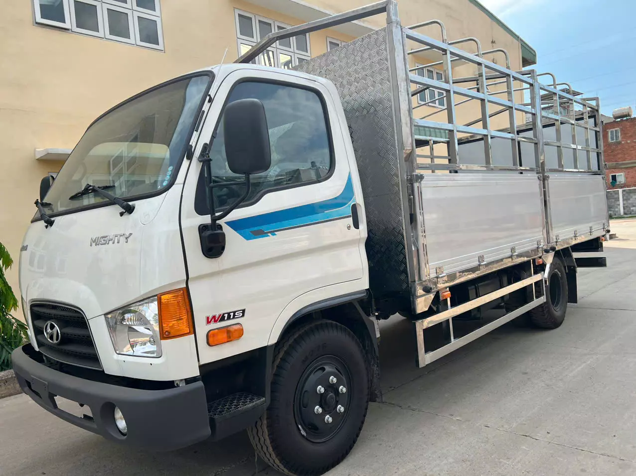 Hyundai Mighty W11S-6T8 thùng bạt-0