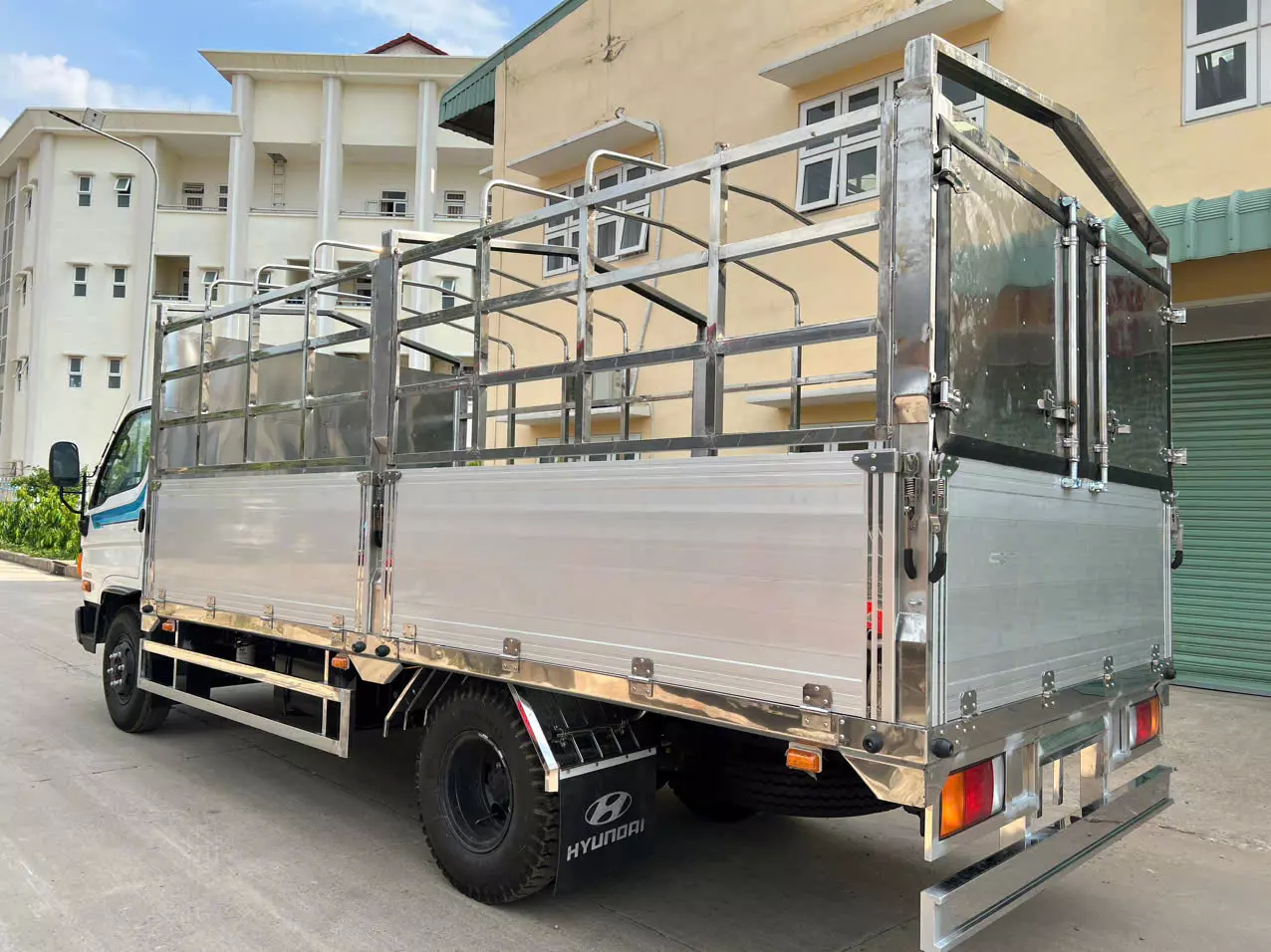 Hyundai Mighty W11S-6T8 thùng bạt-1