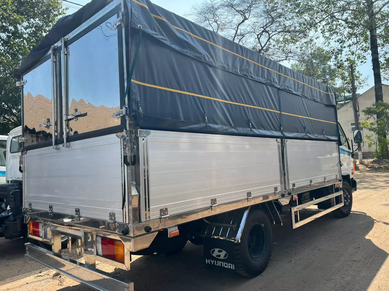 Hyundai Mighty W11S-6T8 thùng bạt-3