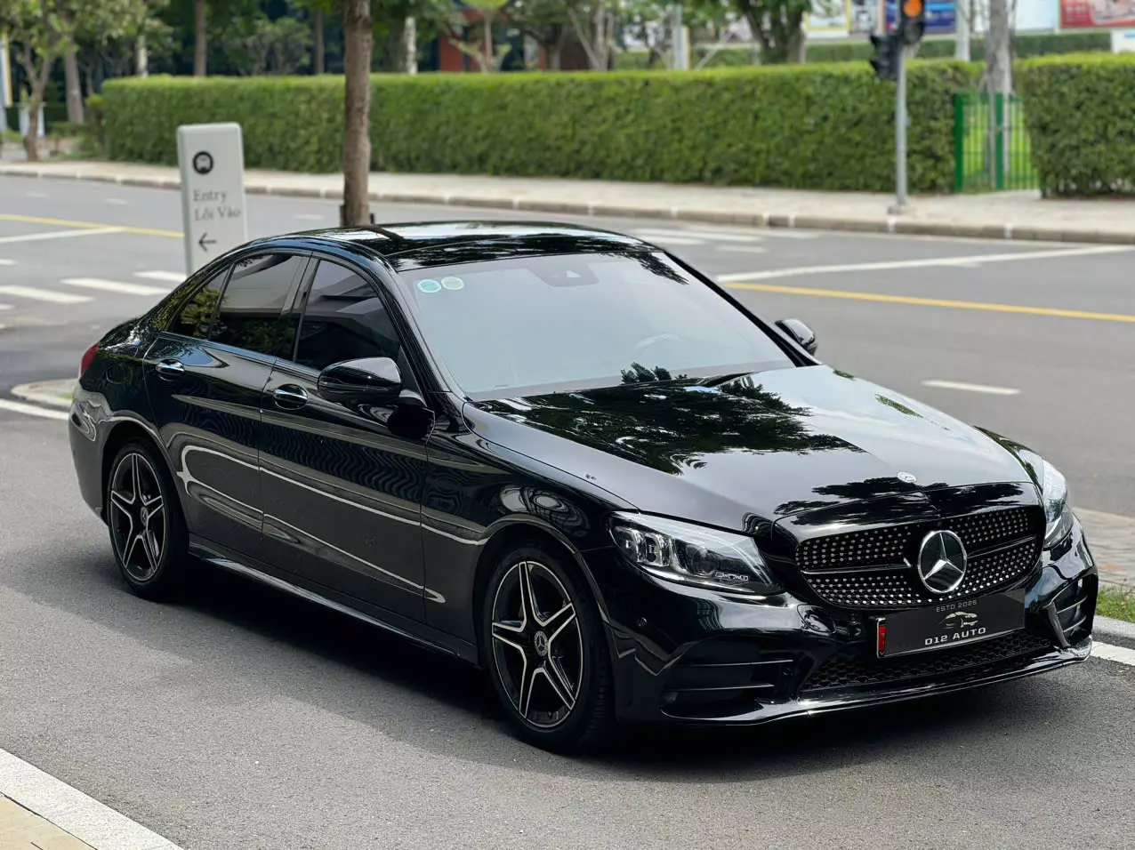 Cập bến C300 AMG -0