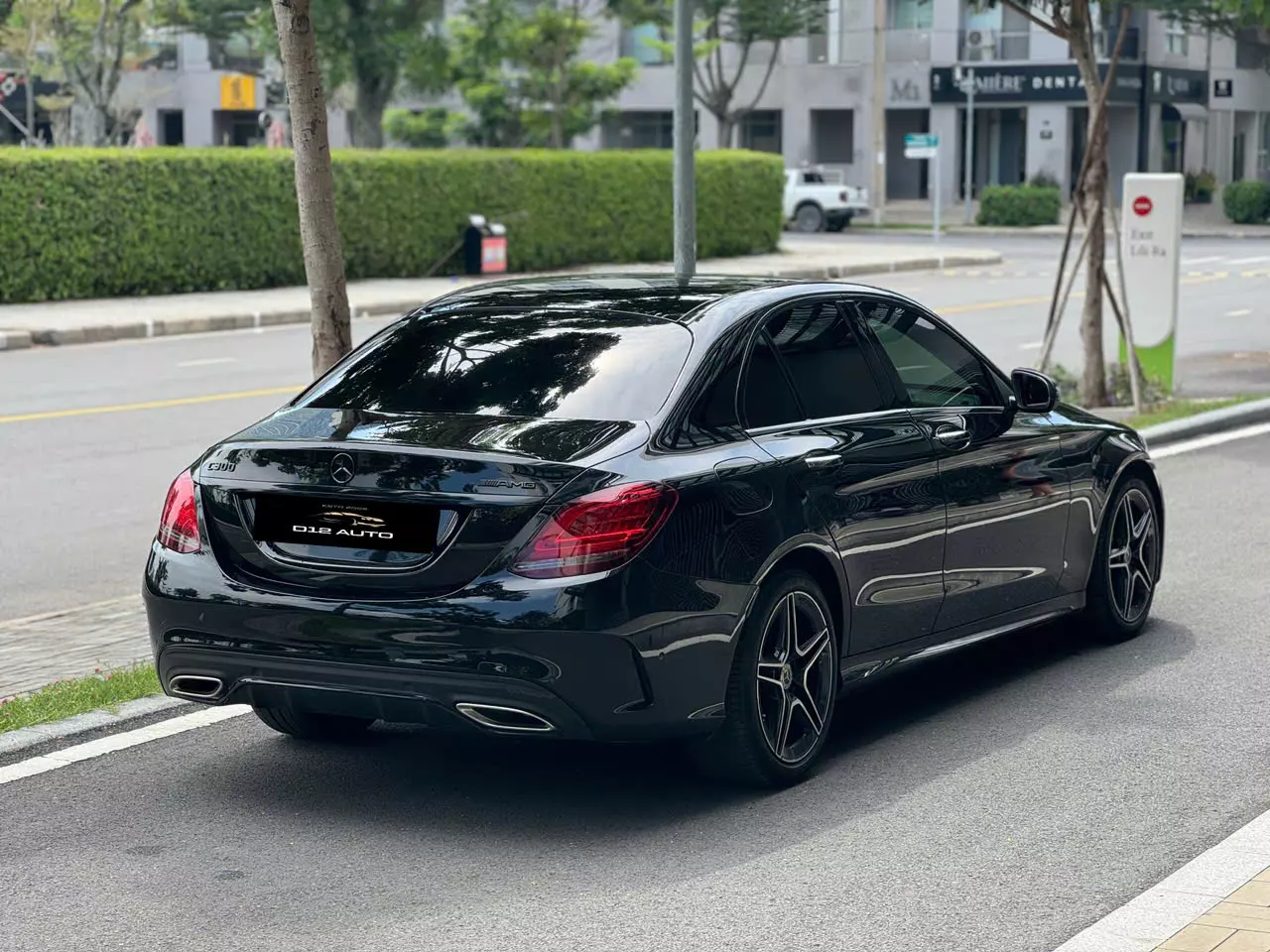 Cập bến C300 AMG -2