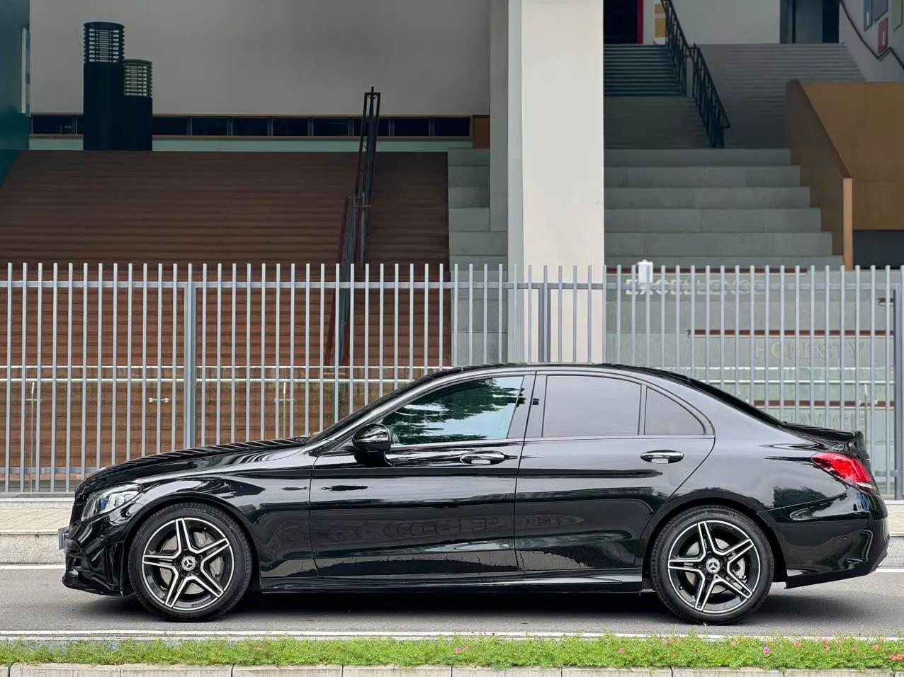 Cập bến C300 AMG -3