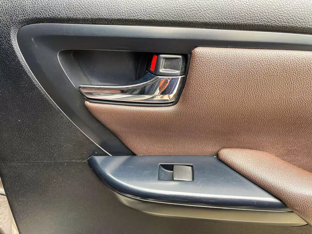 Chính chủ bán xe Fortuner 2019 số sàn-3