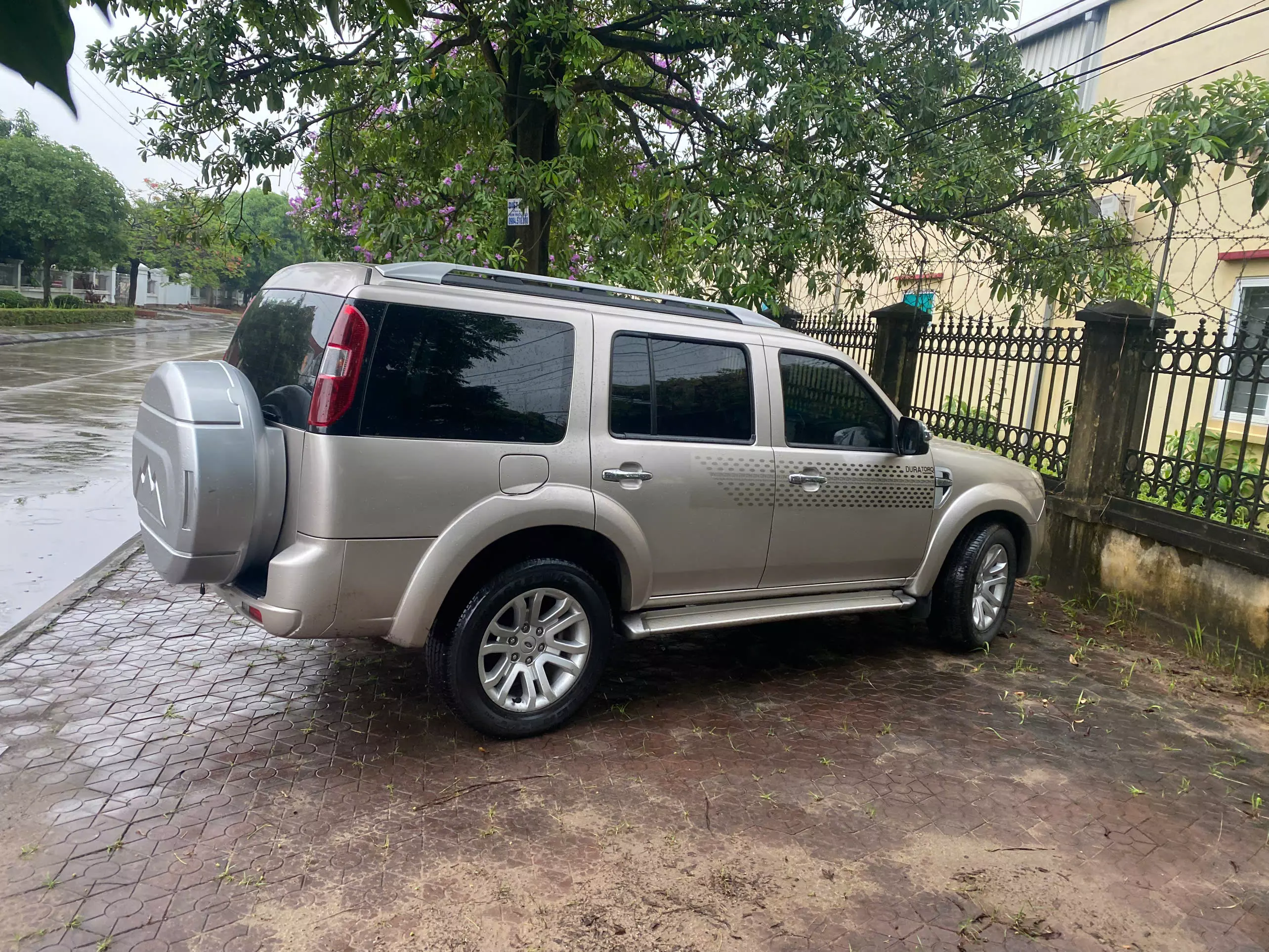 Everest cá nhân chính chủ sản xuất và đăng ký năm 2014.-0