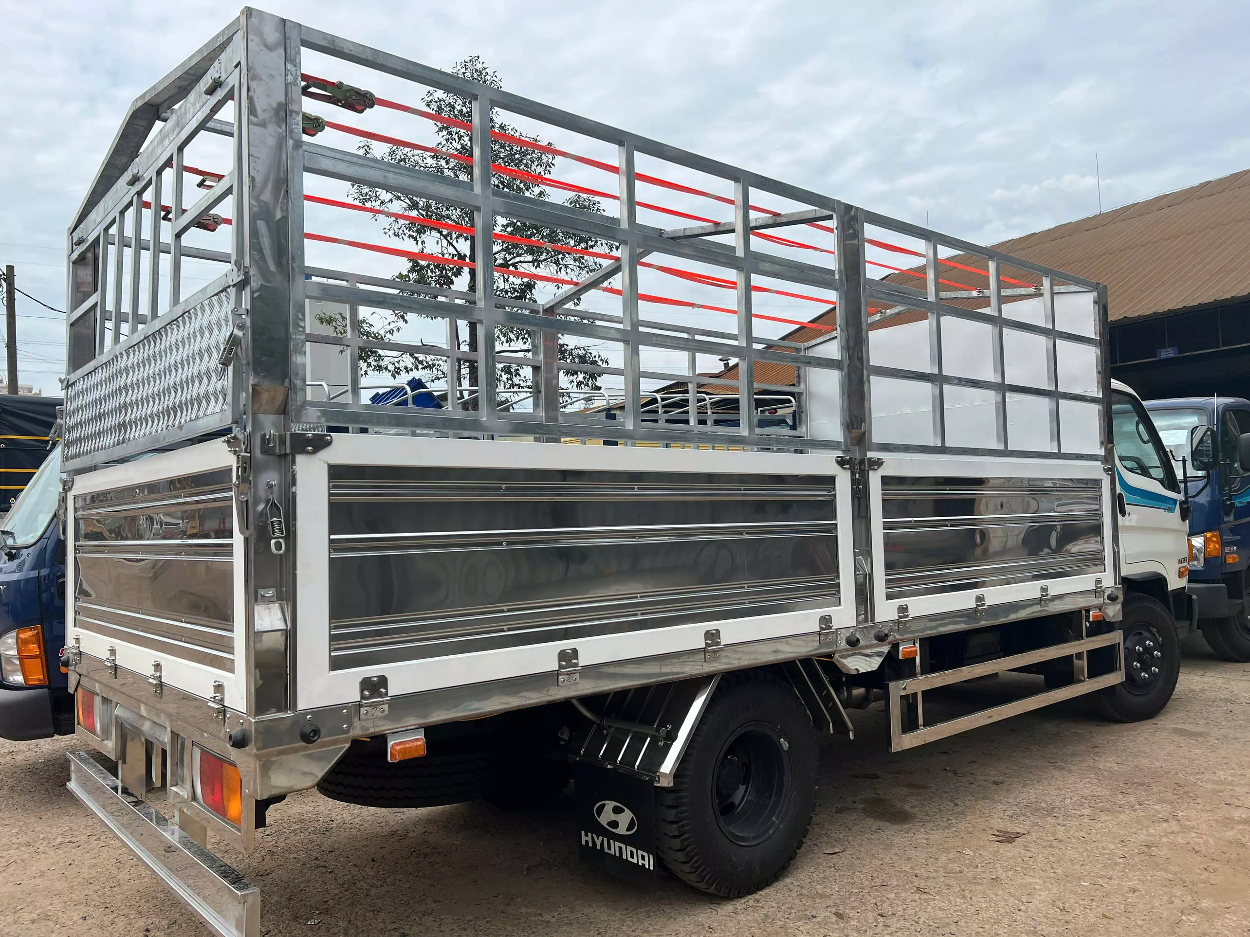 Hyundai Mighty W11S thùng bạt 7 tấn-1