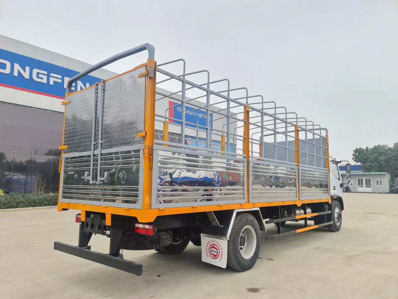 Xe nhập khẩu nguyên chiếc  - Tải trọng cho phép 9T1,tổng tải 15 tấn-1