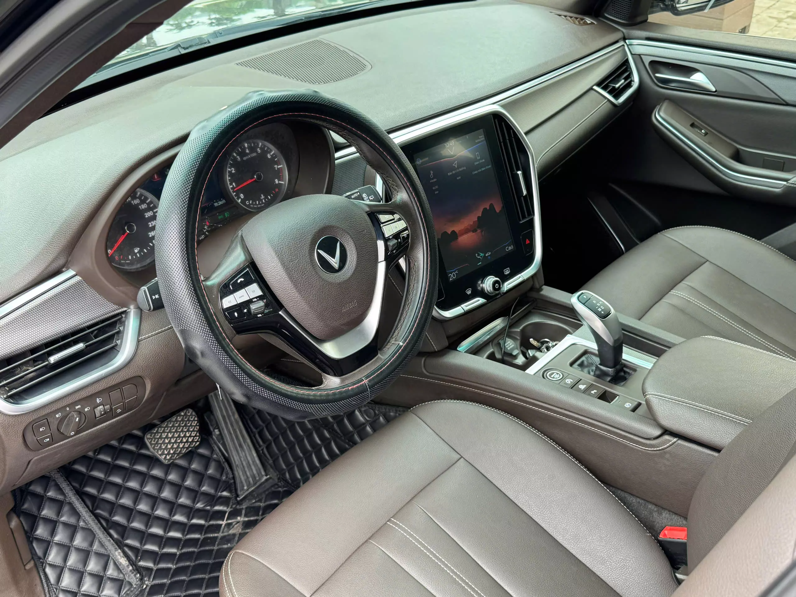 Chính chủ bán xe Lux SA 2020 Base-8