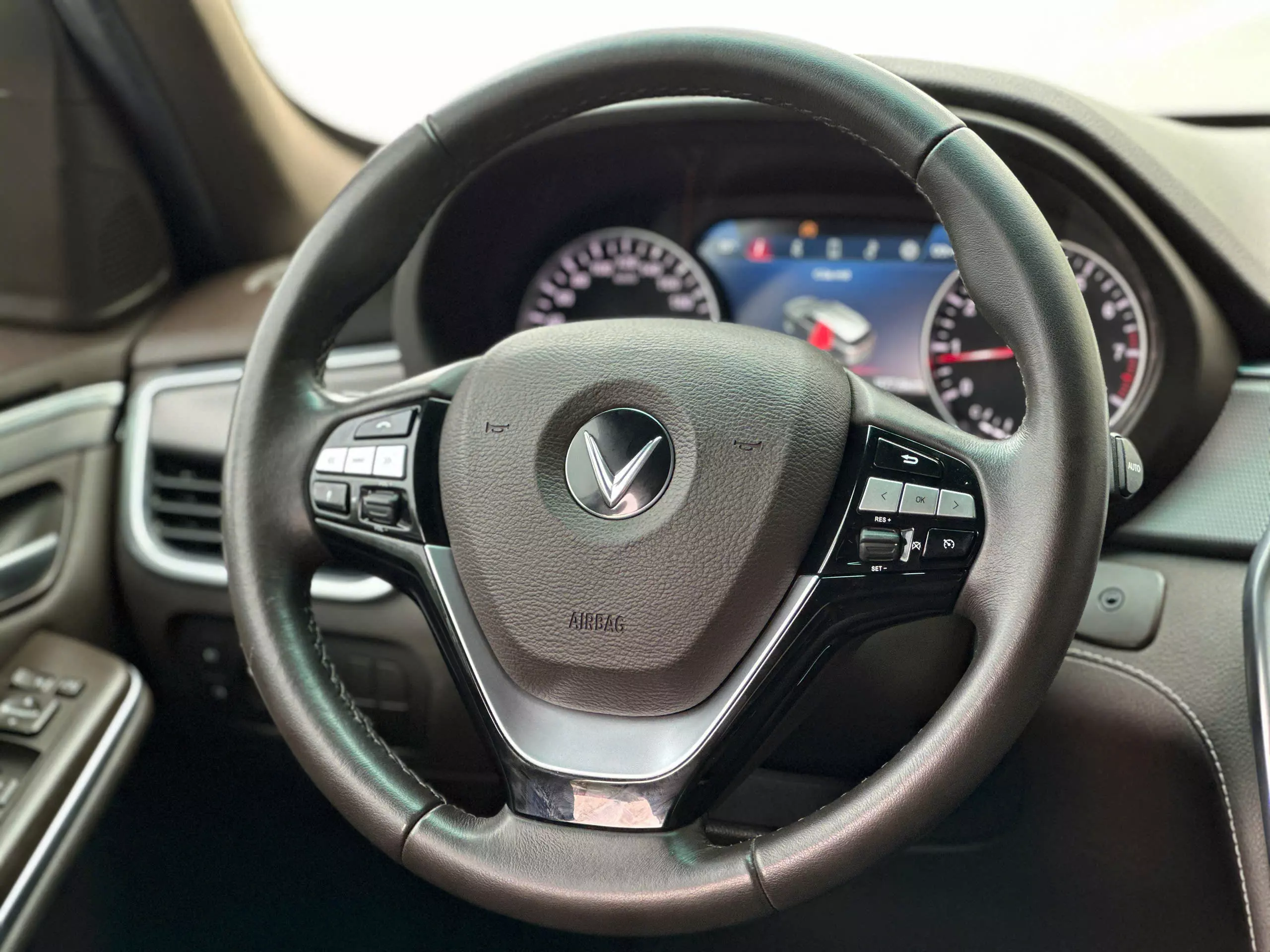 Vinfast Lux SA Premium 2022 Trắng-5