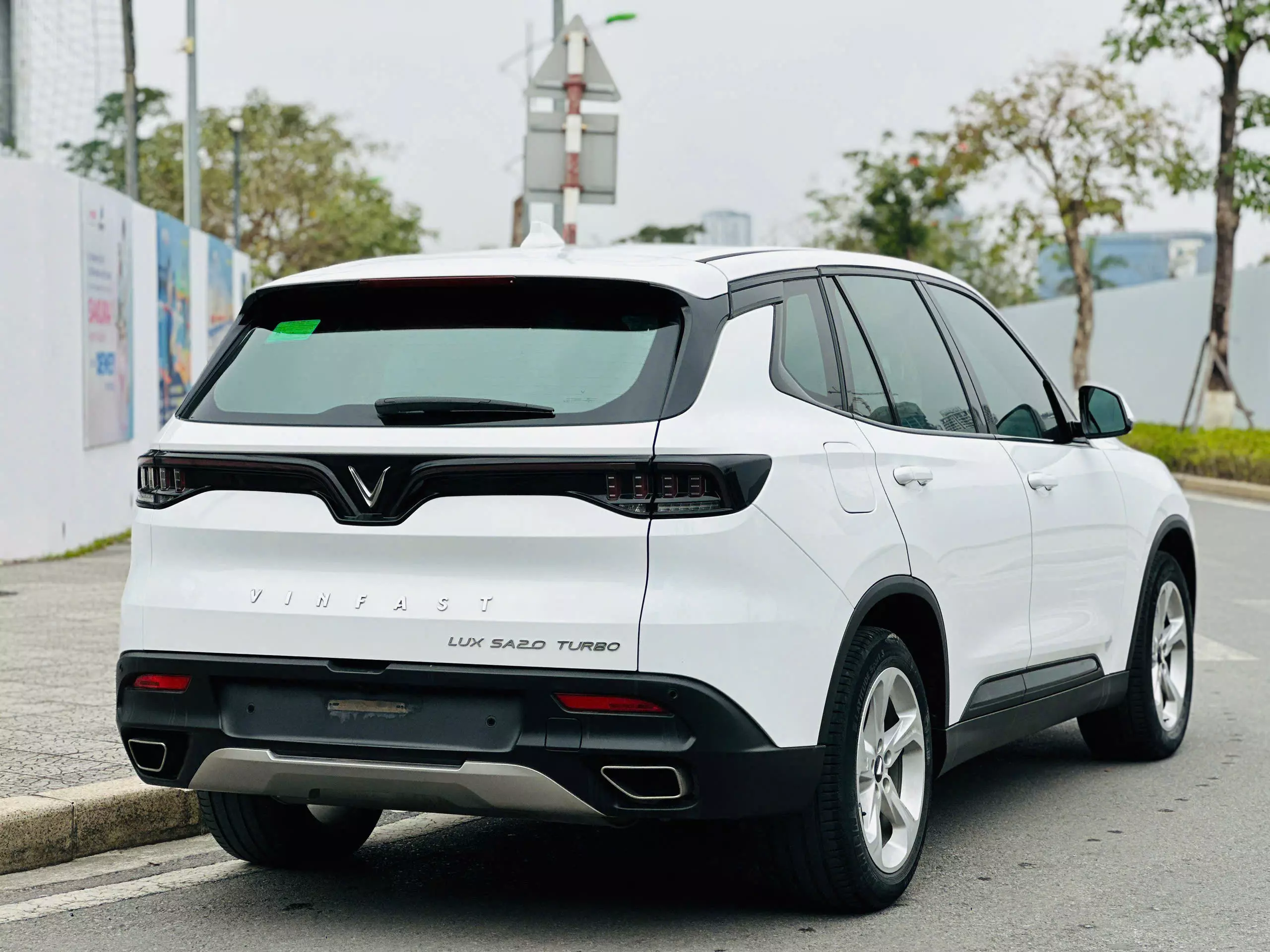 Vinfast Lux SA Premium 2022 Trắng-9