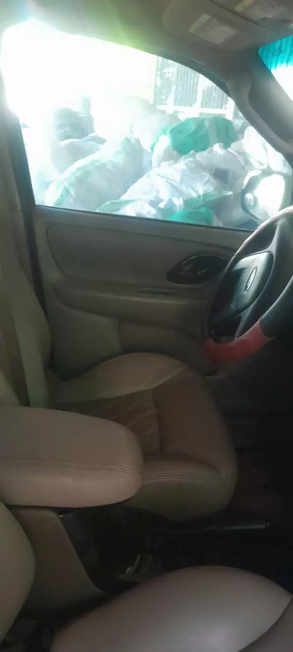 CHÍNH CHỦ CẦN BÁN XE Ford Escape ĐỜI 2003-4