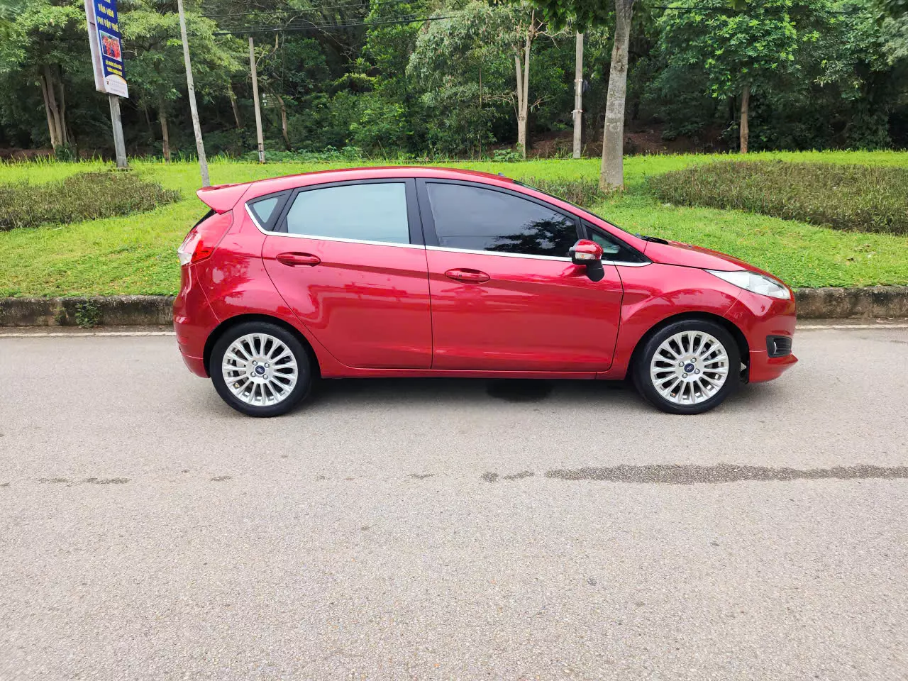 E mới về Siêu phẩm đẹp xuất sắc Ford Fiesta sx2014-1