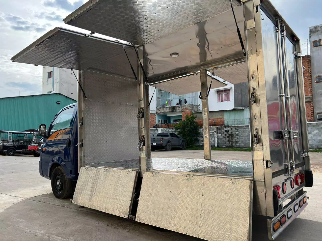 Cần bán Hyundai Porter Cánh dơi màu xanh lam-4