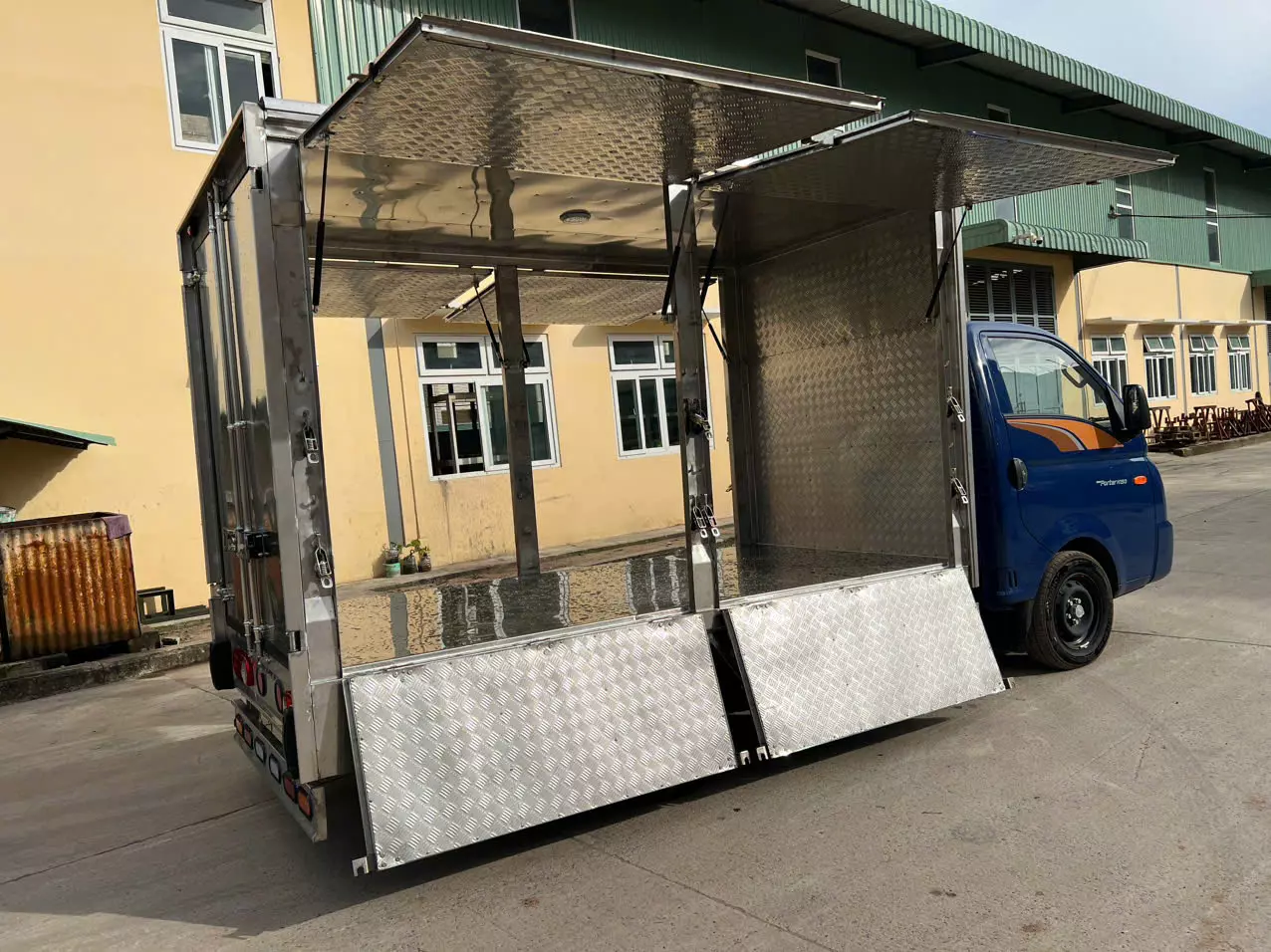 Cần bán Hyundai Porter Cánh dơi màu xanh lam-5