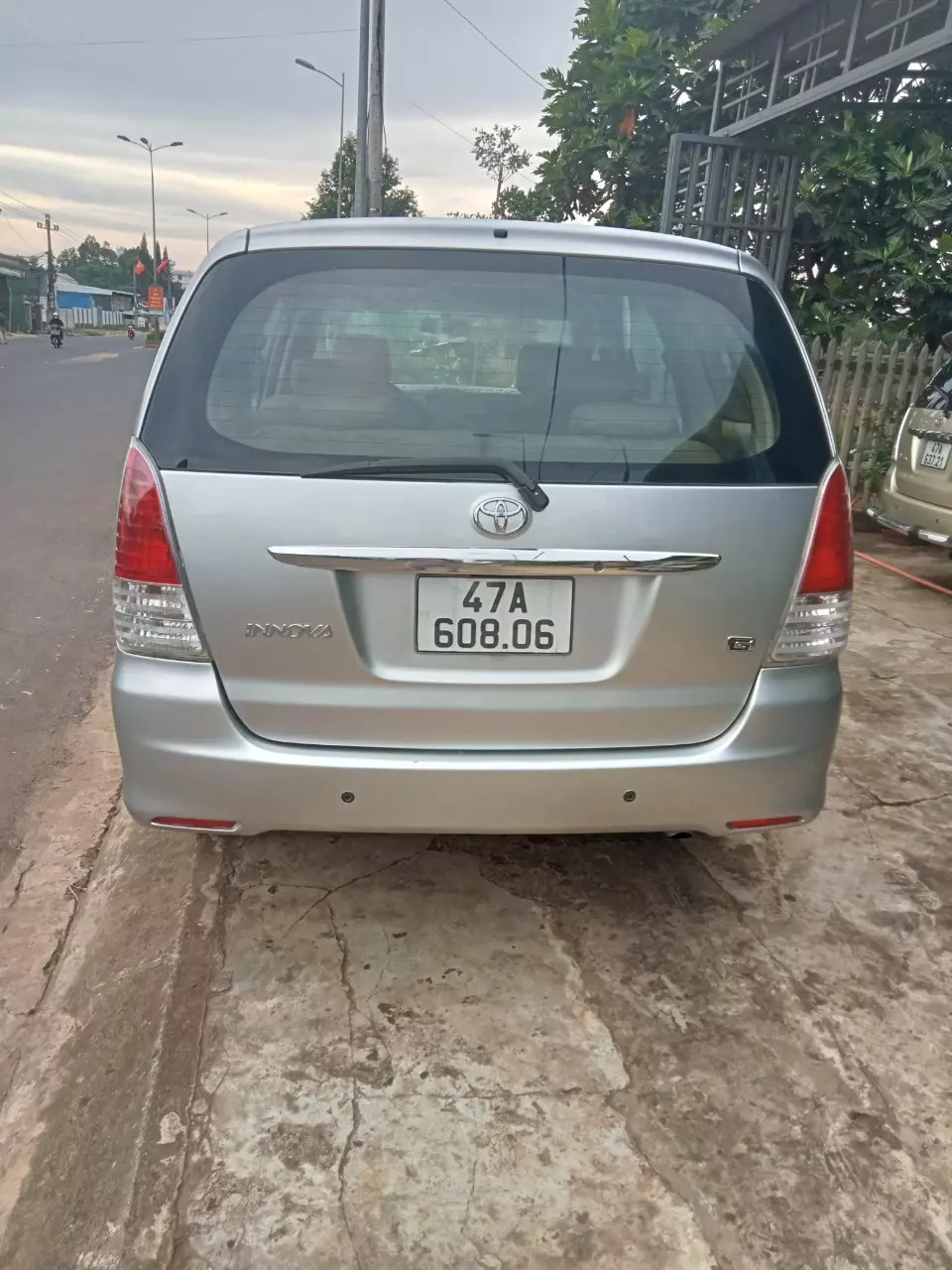 Toyota Innova, sản xuất năm 2010, màu vàng sang trọng, phù hợp cho gia đình-1