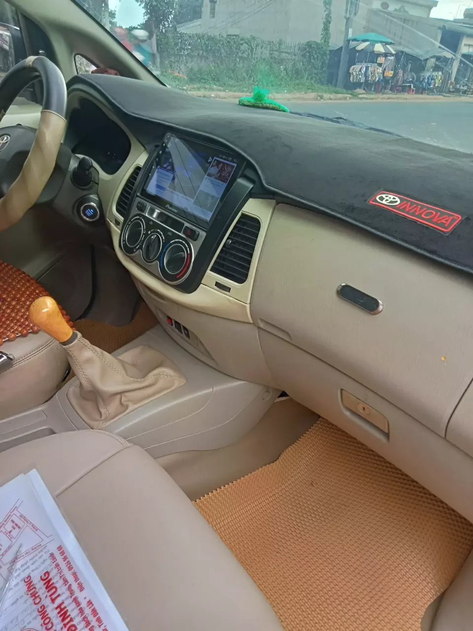 Toyota Innova, sản xuất năm 2010, màu vàng sang trọng, phù hợp cho gia đình-2