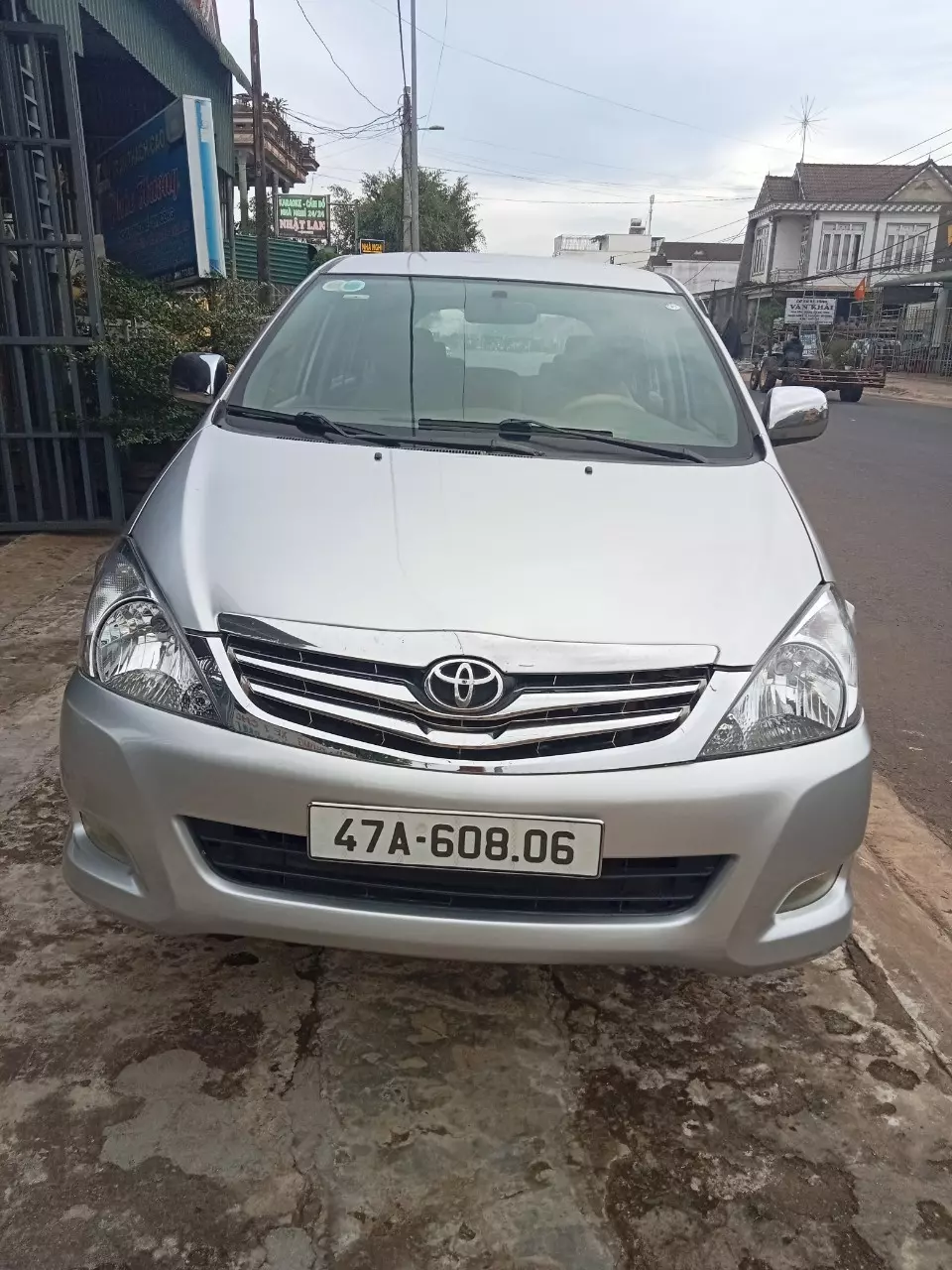 Toyota Innova, sản xuất năm 2010, màu vàng sang trọng, phù hợp cho gia đình-3