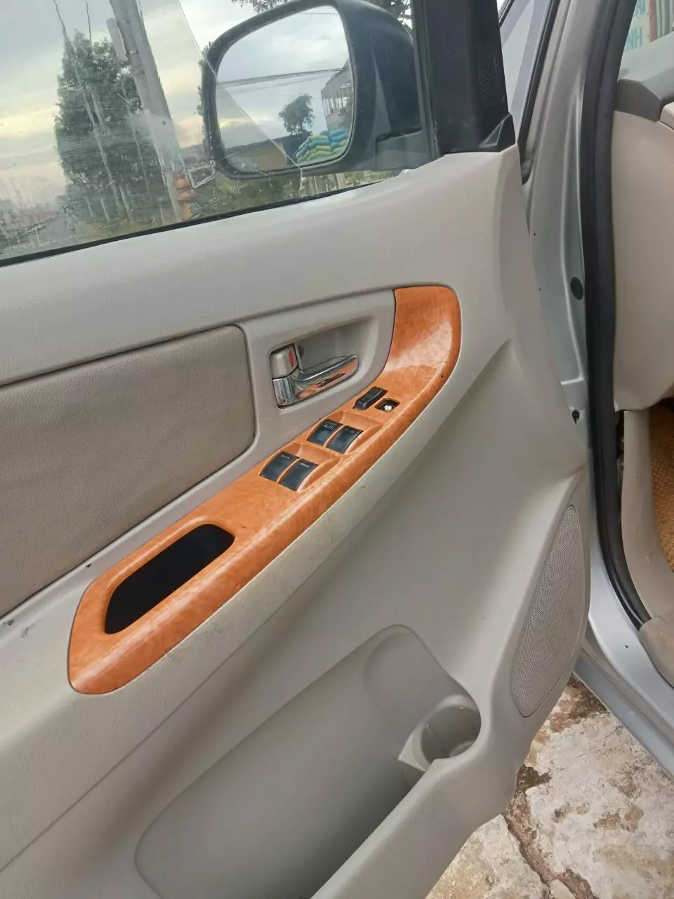 Toyota Innova, sản xuất năm 2010, màu vàng sang trọng, phù hợp cho gia đình-0