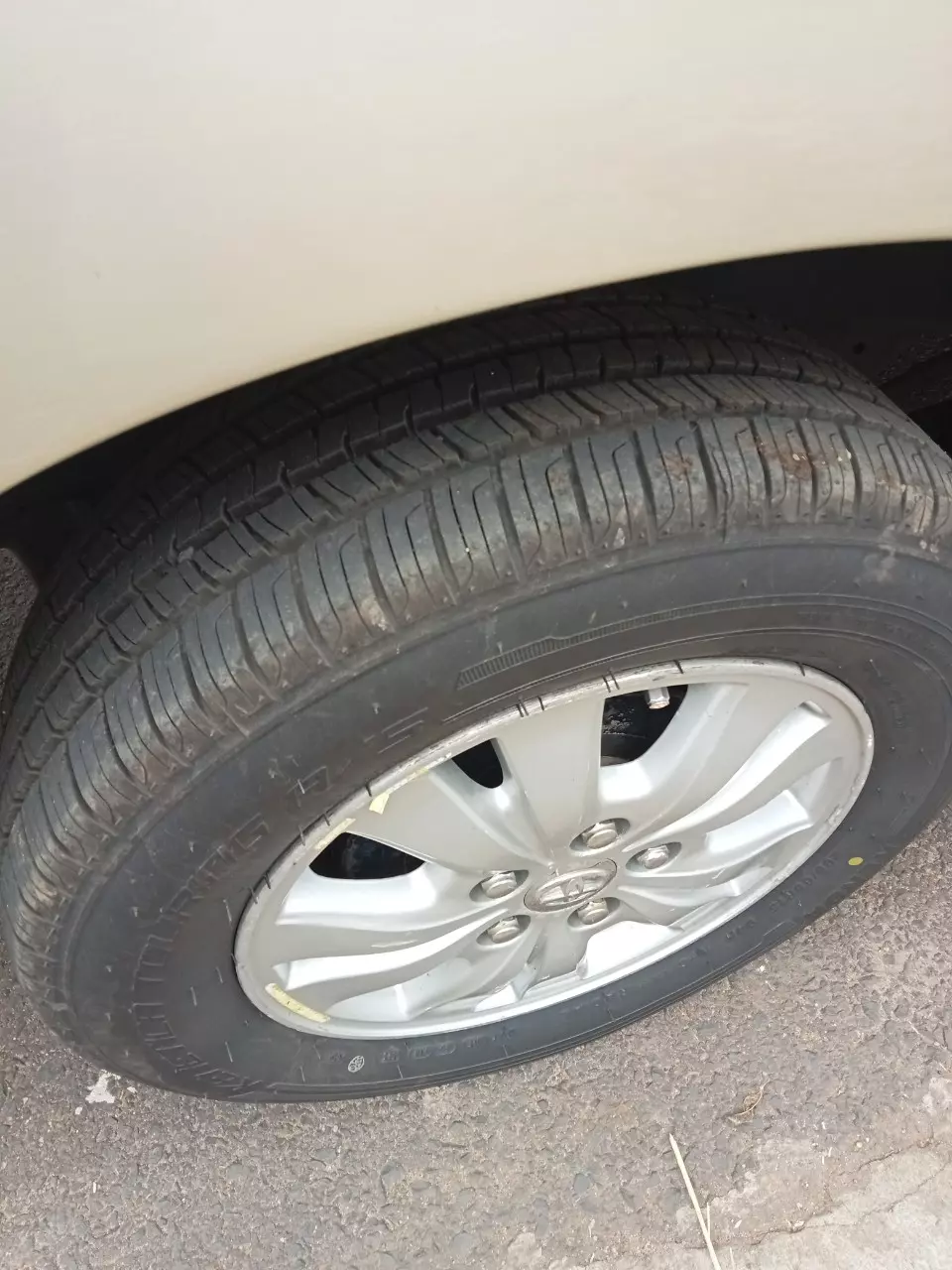 Toyota Innova, sản xuất năm 2010, màu vàng sang trọng, phù hợp cho gia đình-7