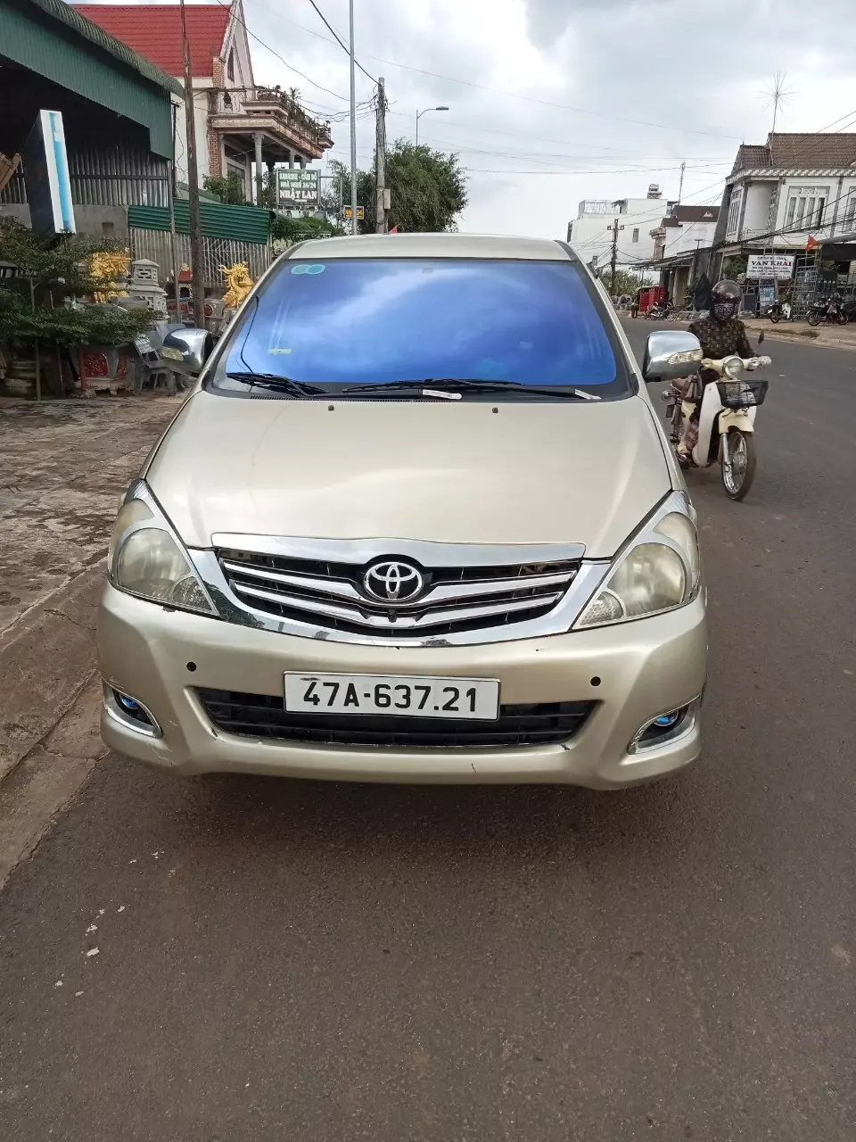 Toyota Innova, sản xuất năm 2010, màu vàng sang trọng, phù hợp cho gia đình-5