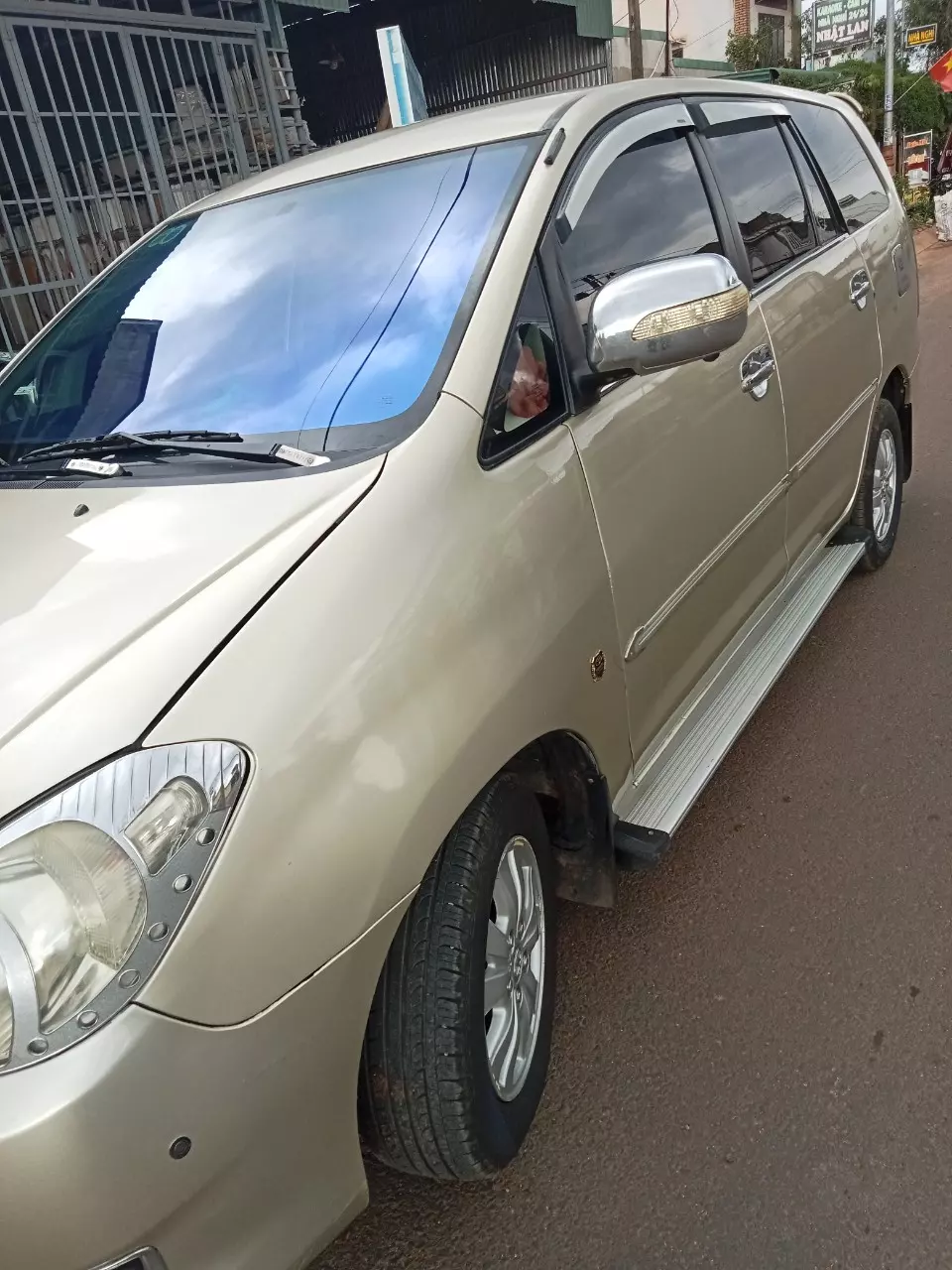 Toyota Innova, sản xuất năm 2010, màu vàng sang trọng, phù hợp cho gia đình-4
