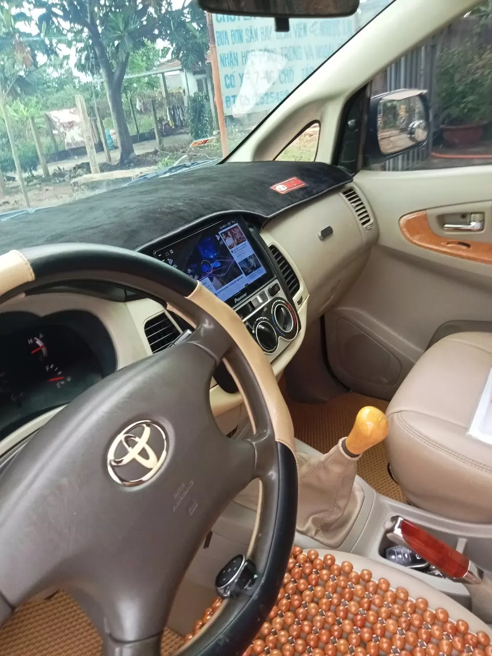 Toyota Innova, sản xuất năm 2010, màu vàng sang trọng, phù hợp cho gia đình-6