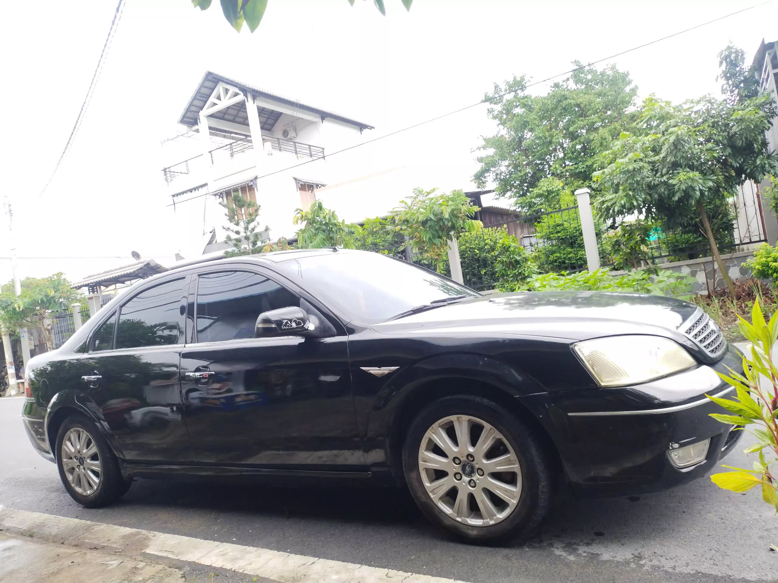 Xe Ford Mondeo, phiên bản 2.5 AT, sản xuất năm 2004-3