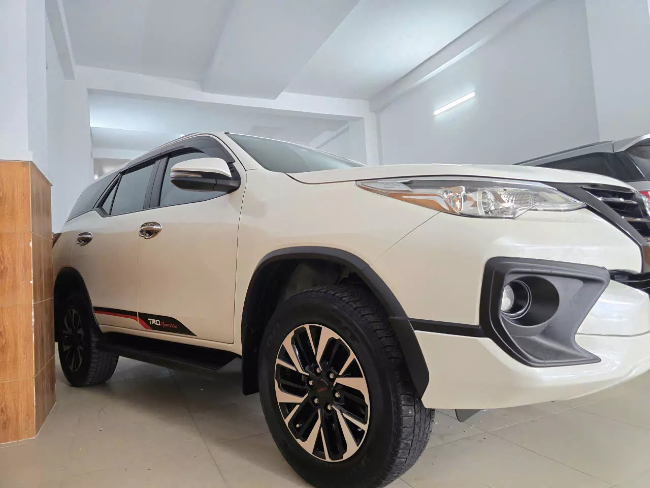  Cần bán Fortuner TRD máy xăng số tự động-0