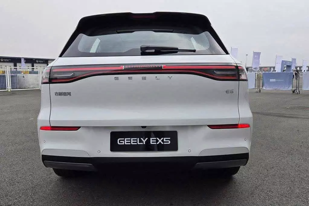 CHỈ CÒN VÀI NGÀY CUỐI – SĂN NGAY ƯU ĐÃI KHỦNG VỚI GEELY COOLRAY THÁNG 7-4