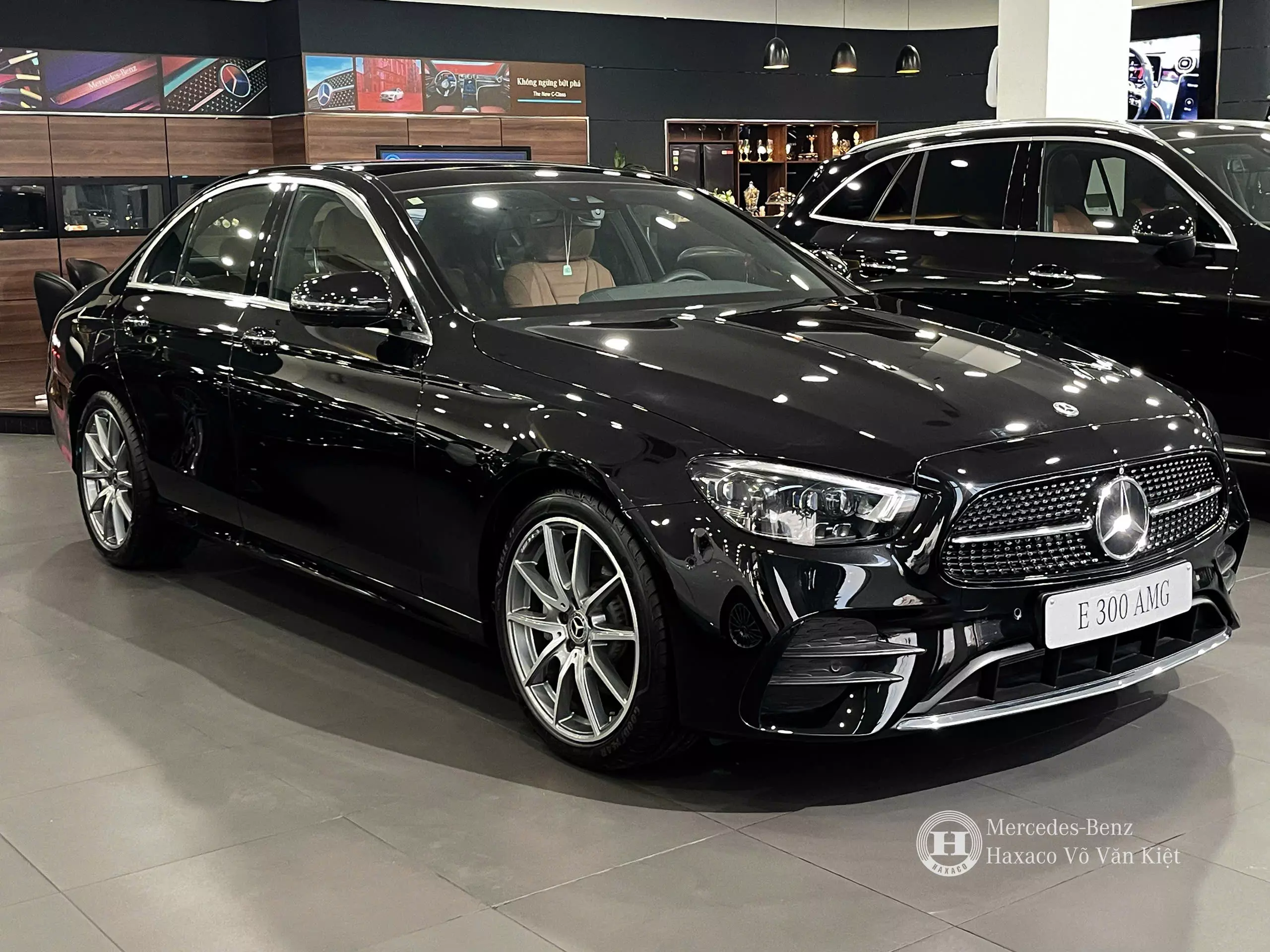 Mercedes-Benz E300 AMG - Sản xuất 2023, Lắp ráp mới, Xe Mới 100%-2