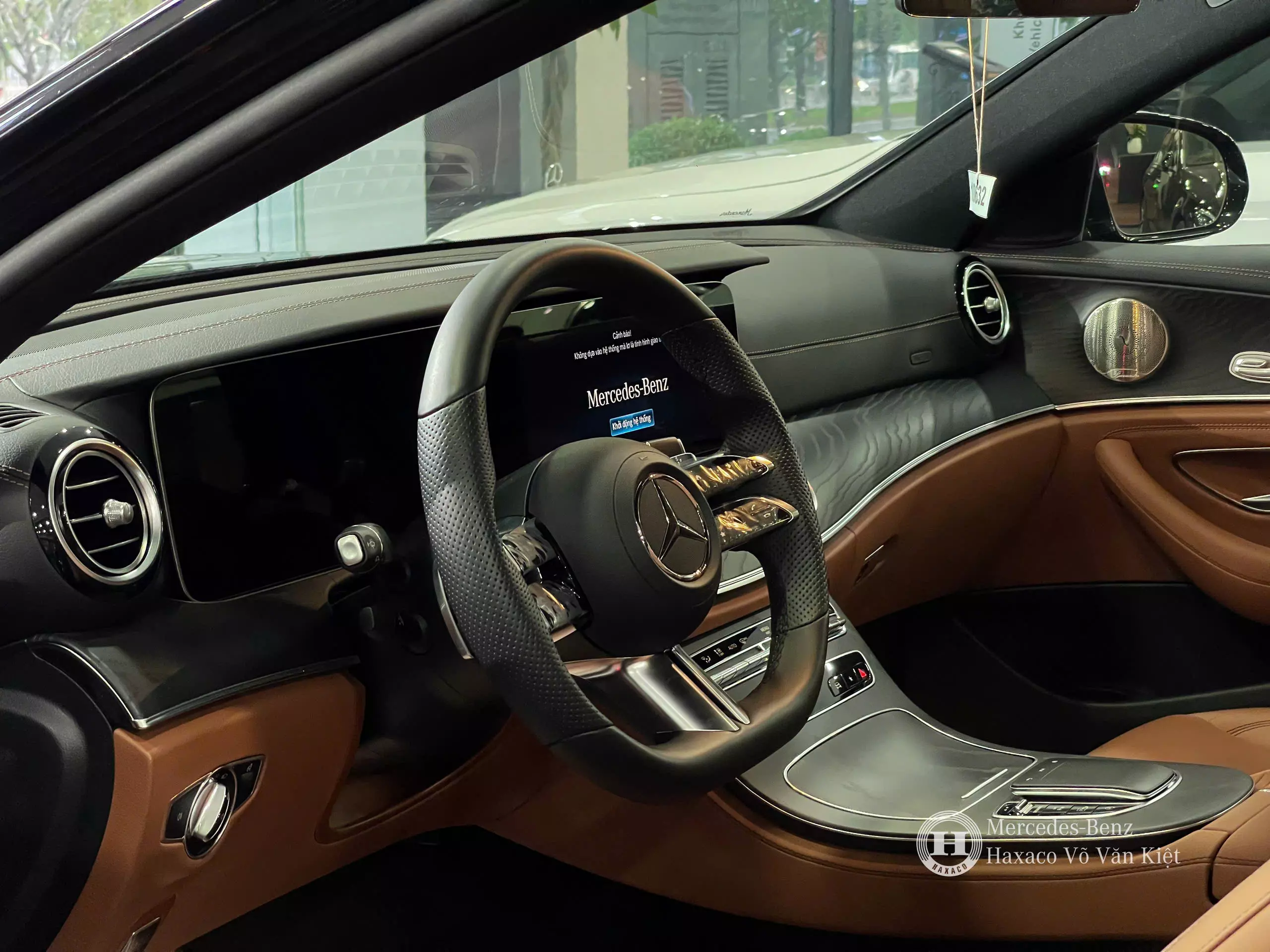 Mercedes-Benz E300 AMG - Sản xuất 2023, Lắp ráp mới, Xe Mới 100%-7