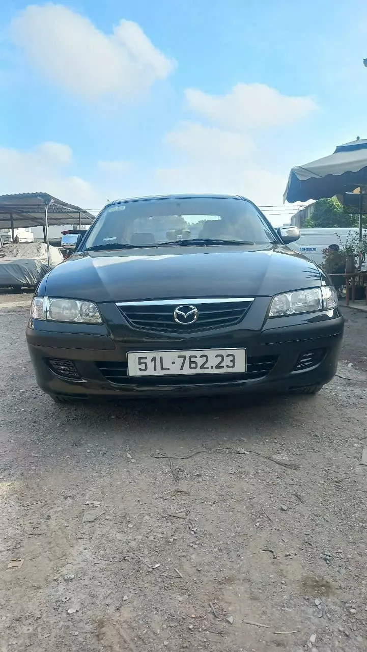 Chiếc Mazda 626 màu đen sản xuất năm 2001 đang tìm chủ mới.-0