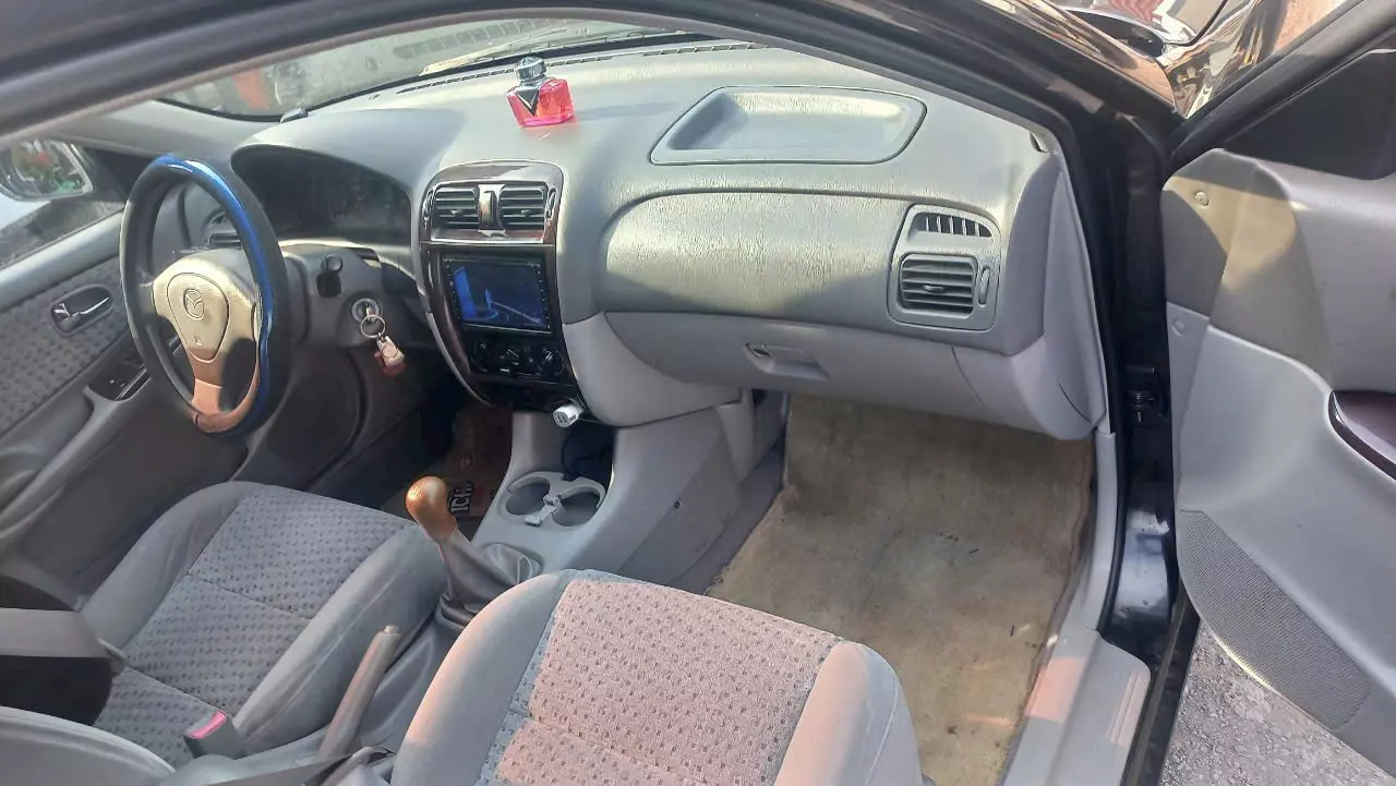 Chiếc Mazda 626 màu đen sản xuất năm 2001 đang tìm chủ mới.-1