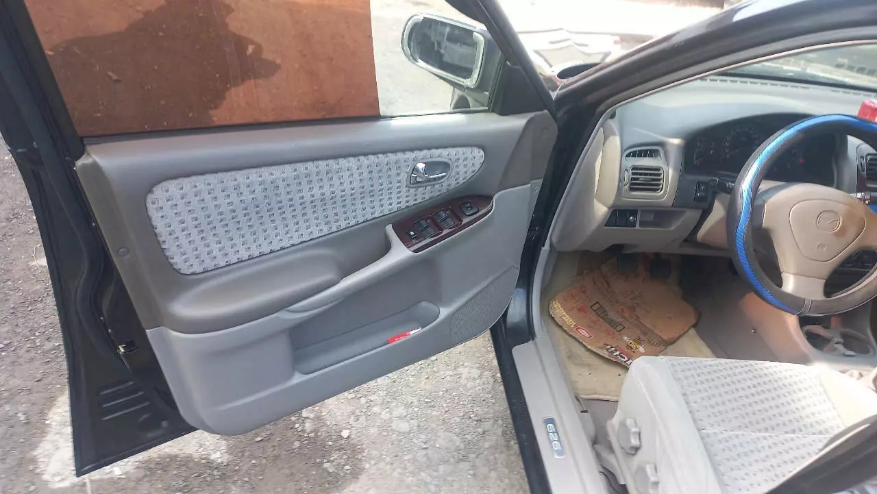 Chiếc Mazda 626 màu đen sản xuất năm 2001 đang tìm chủ mới.-3