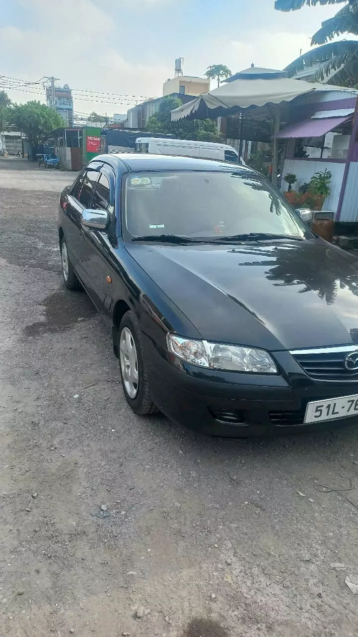 Chiếc Mazda 626 màu đen sản xuất năm 2001 đang tìm chủ mới.-2