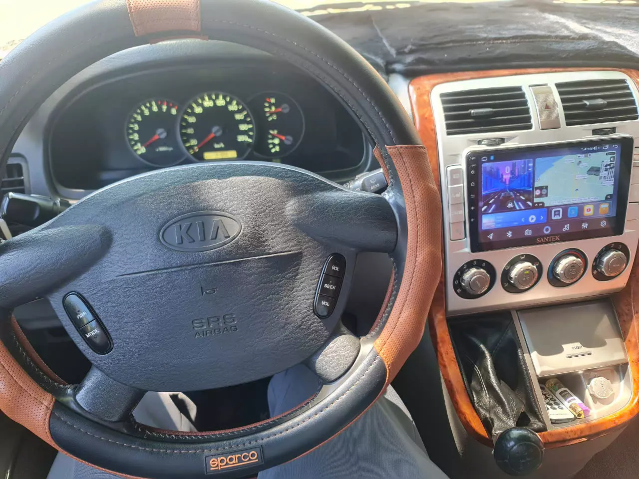 Xe chủ tịch một thời VIP Kia Carnival màu đen bóng sang trọng.-0