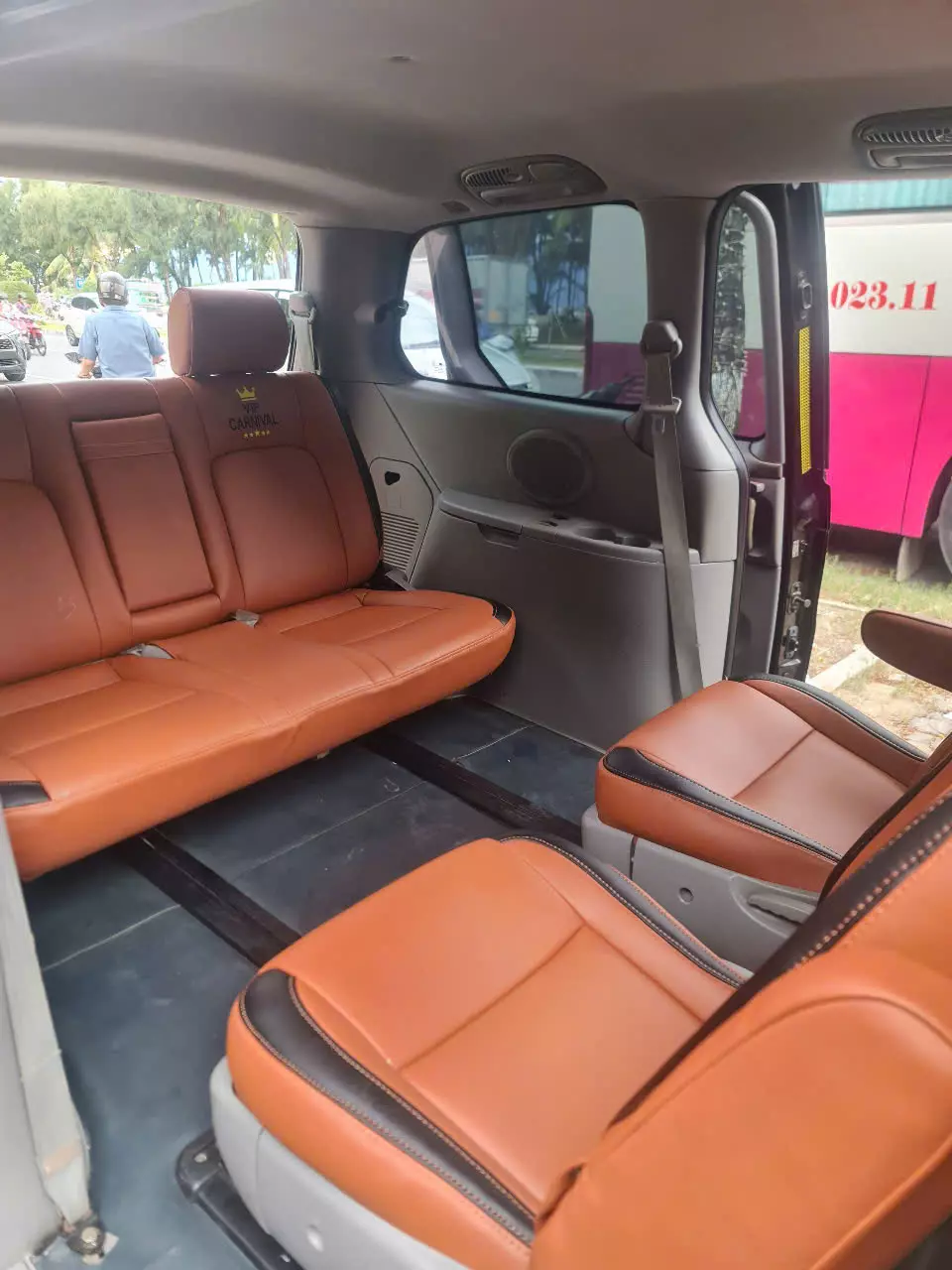 Xe chủ tịch một thời VIP Kia Carnival màu đen bóng sang trọng.-1