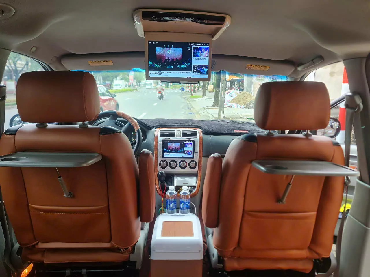 Xe chủ tịch một thời VIP Kia Carnival màu đen bóng sang trọng.-4