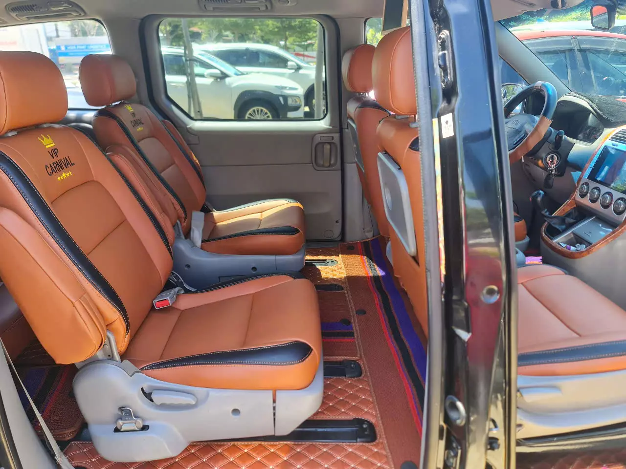 Xe chủ tịch một thời VIP Kia Carnival màu đen bóng sang trọng.-2