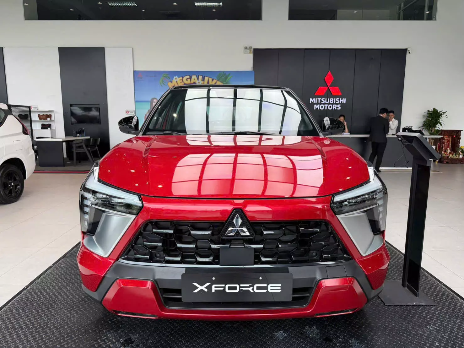 BÁN XE MITSUBISHI XFORCE ULTIMATE 2024 - MÀU ĐỎ ĐEN 2 TONE -3