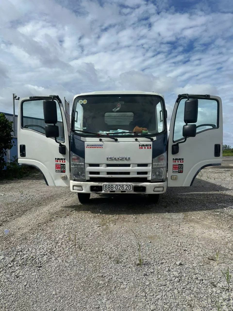 Cần bán isuzu 91ps đời 2011 tải 1tấn200 thùng kín sàn đẹp dài 3m1 -3