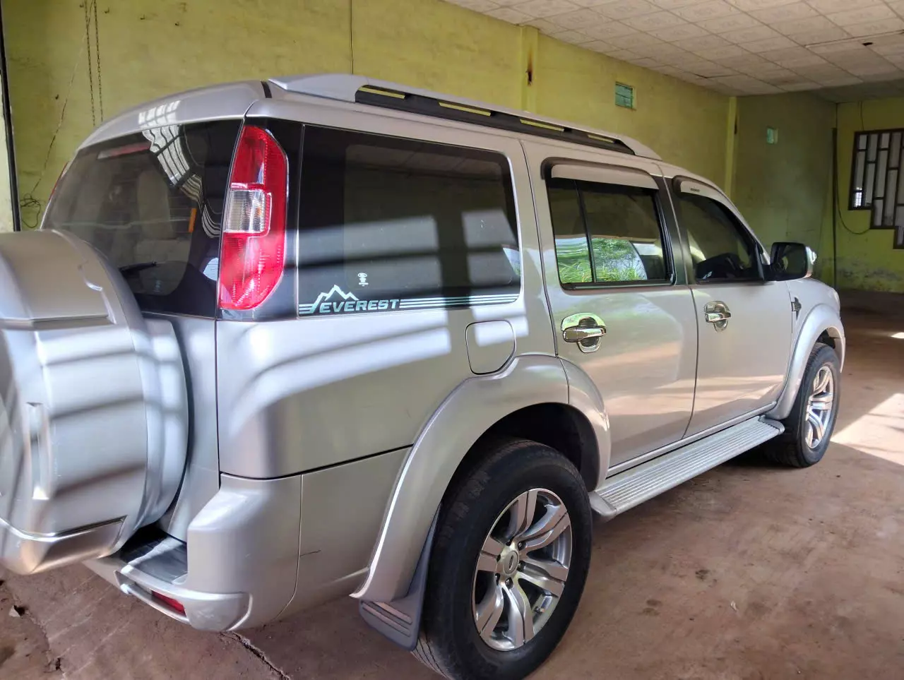 Chính chủ cần bán xe Xe Ford Everest 2011 AT-2