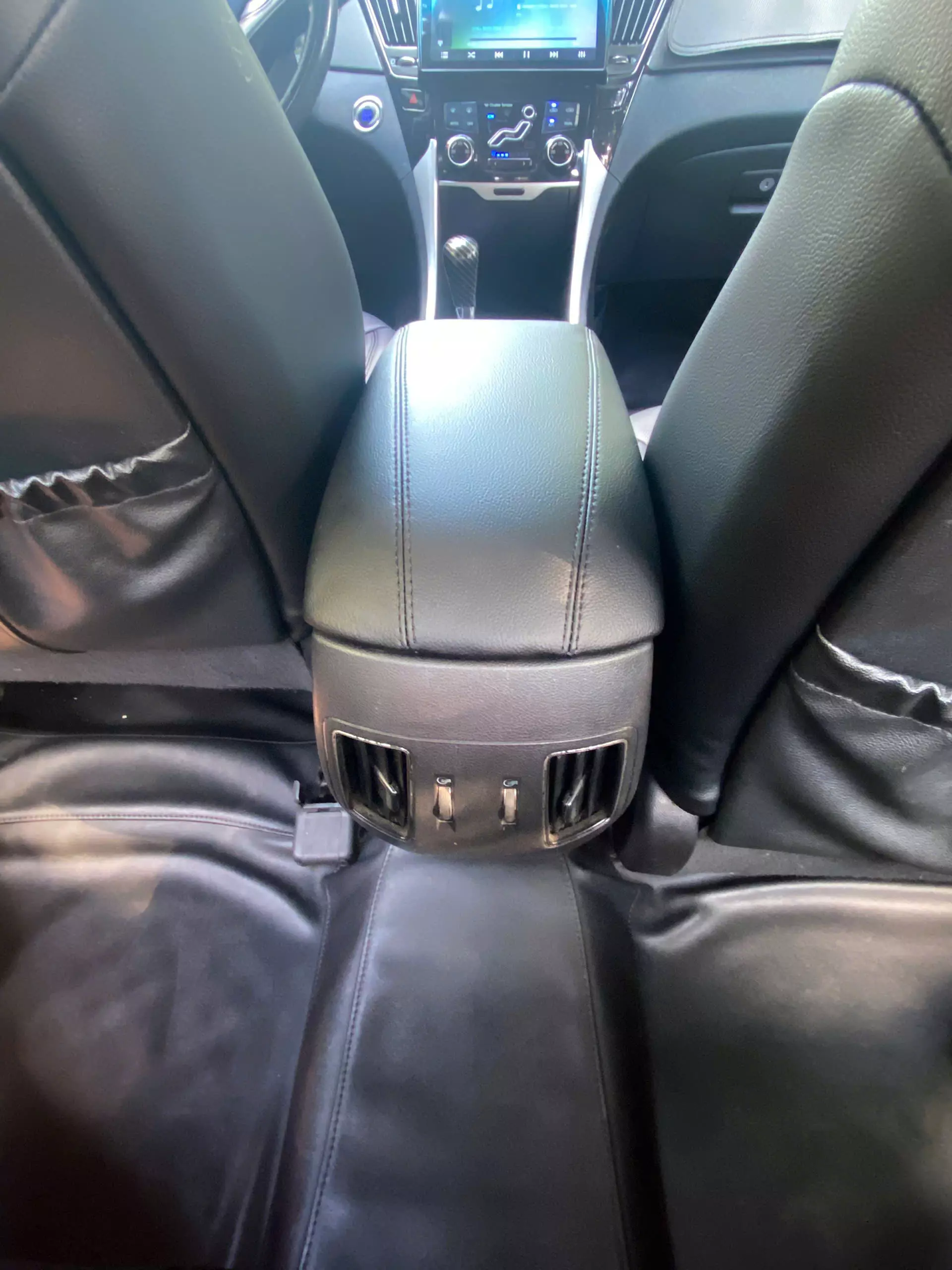 Em cần nhượng lại chiếc xe Hyundai Sonata Y20 , đăng ký lần đầu 31/12/2010-2