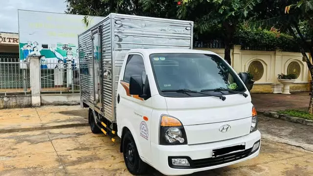 Bán nhanh xe H150 thùng kín màu trắng đời 2023  đi 1v9 giá 365tr-1