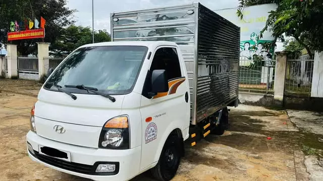 Bán nhanh xe H150 thùng kín màu trắng đời 2023  đi 1v9 giá 365tr-0